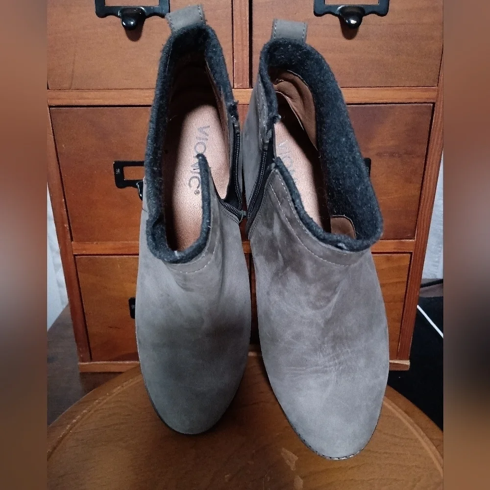 Vionic Boots Joslyn Womens 7 Gray Suede Side Zip Orthotic Ankle Booties